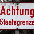 Schild mit der Aufschrift "Achtung Staatsgrenze"
