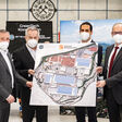 vier Personen präsentieren Kooperation zur Aufdach-PV-Analage in Steyr