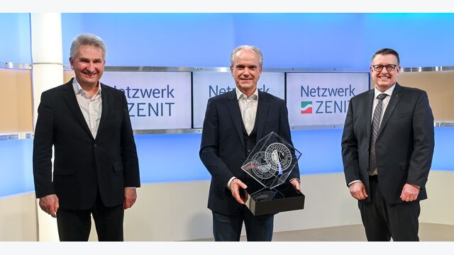 Michael Nimtsch, Geschäftsführer von Trailer Dynamics erhielt den Innovationspreis aus den Händen von NRW-Innovationsminister Prof. Dr. Andreas Pinkwart und dem Vorsitzenden des Netzwerks ZENIT e.V. Thomas Eulenstein