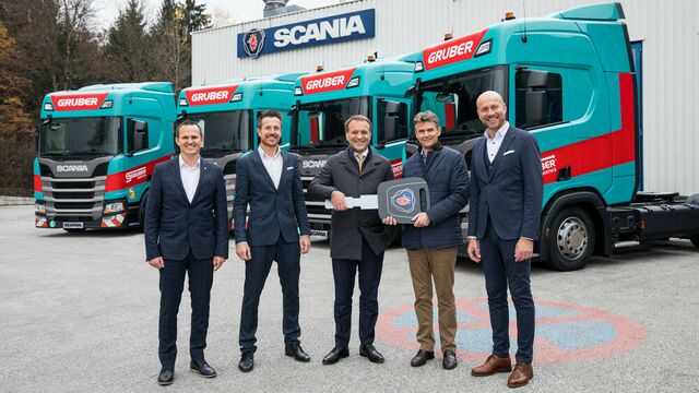 Manuel Steger, Head of Fleet Service & Fleet Innovation, Gruber Logistics; Stefan Knapp, Head of International Fleet, Gruber Logistics; CEO Martin Gruber, Gruber Logistics, Direktor Manfred Streit, Scania Österreich; Robert Techler, Regionaldirektor Tirol/Salzburg, Scania Österreich