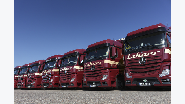 viele Lkw in einer Reihe nebeneinander