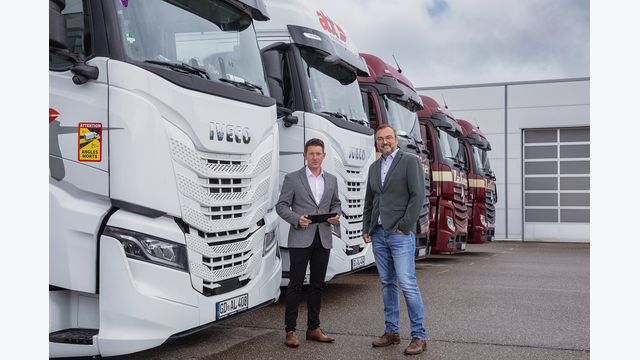 von links: Benjamin Bauer, Key Account Manager Commercial Fleet, Bridgestone; Jochen Abt, Geschäftsführer, Lakner Spedition + Logistik GmbH & Co. KG