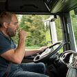 gähnender Lkw-Fahrer am Steuer