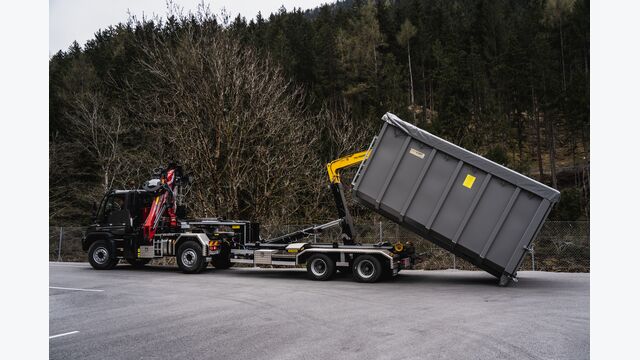 Unimog mit Abrollkippauflieger