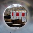 Blick durch ein Rohr auf Baumaterial (Tunnelblick)