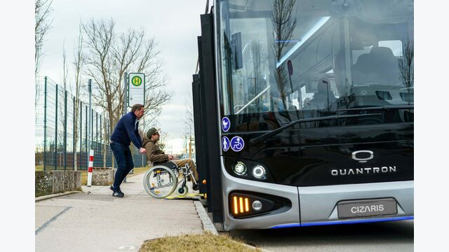 Die komplette Niederflurausführung im vorderen Bereich mit Rampe für Rollstuhlfahrer ermöglicht einen barrierefreien Zugang