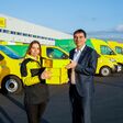 DI Peter Umundum, Vorstand für Paket & Logistik, hat die erste Tranche der neuen E-Fahrzeuge im Logistikzentrum Steiermark in Kalsdorf in Empfang genommen. Hinter dem Steuer von einem der neuen E-Fahrzeuge wird auch Paketzustellerin Vivien Süle sitzen