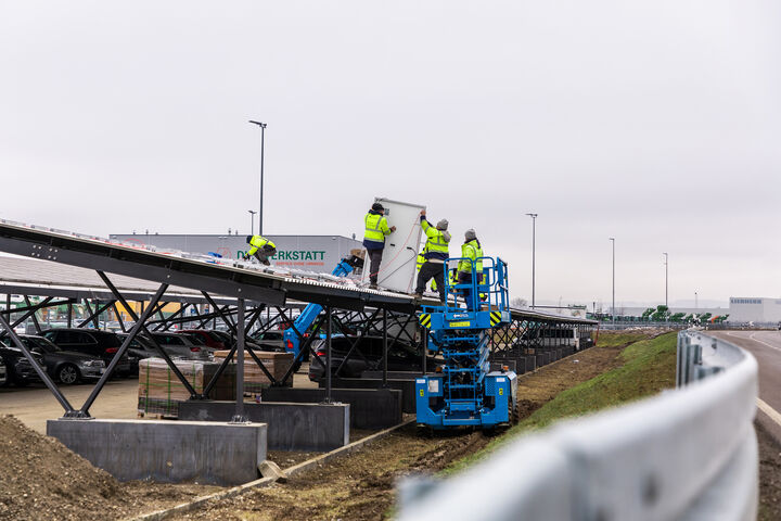 Solarcarport mit zehn Ladeplätzen wird in Betrieb genommen