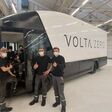 Mitarbeiter von Steyr Automotive besichtigen Volta Truck