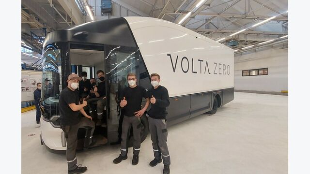 Mitarbeiter von Steyr Automotive besichtigen Volta Truck