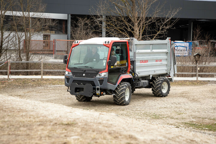 Testfahrt auf dem Testgelände mit dem Unitrac.