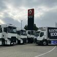 Fünf Renault Trucks D Wide mit Kühlkoffer und dem Logo "Elektro rockt!"