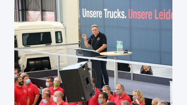 Erich Schwarz bei einer Betriebsversammlung im Werk Steyr