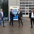 V.l.n.r.: Reinhard Bayer und Armin Blum (beide Gründer und geschäftsführender Gesellschafter von EBB), Holger Kauer (Geschäftsführer der Wielton GmbH) sowie Thorsten Dreher (Geschäftsführer EBB) besiegeln die Partnerschaft