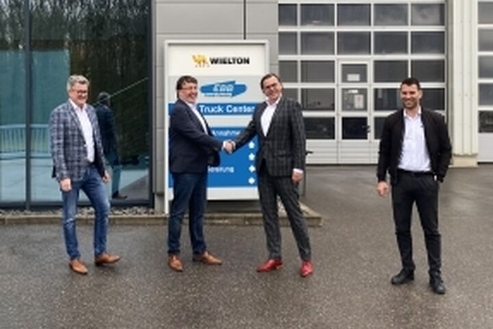 V.l.n.r.: Reinhard Bayer und Armin Blum (beide Gründer und geschäftsführender Gesellschafter von EBB), Holger Kauer (Geschäftsführer der Wielton GmbH) sowie Thorsten Dreher (Geschäftsführer EBB) besiegeln die Partnerschaft