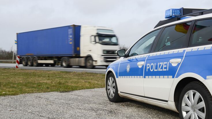 streifenwagen, polizei, bundespolizei, polizist, sicherheit, kontrollieren, kontrolle, autobahn, verkehr, verkehrskontrolle, überwachen, verkehrsüberwachung, lkw, lastwagen, alkoholkontrolle, drogenkontrolle, schleuser, schleusung, geschleust, polizeiauto, blaulicht, sondersignalanlage, sonderrechte, verfolgen, verfolgung, strafverfolgung, vollzugsdienst, vollzugsbeamter, vollzug, vollstrecken, haftbefehl, suche, gesucht, verbrecher