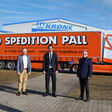 Krone-Vertriebsleiter DACH Björn Budde (l.), Krone-Regional-Vertriebsleiter Wolfgang Koppensteiner (r.) und Christian Pall, Geschäftsführer der Ludwig Pall Speditions- und Transport GmbH