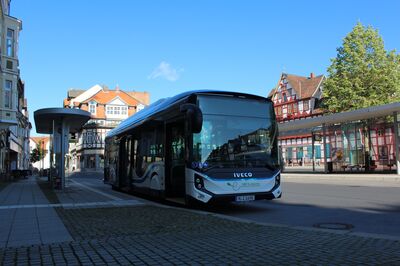 Als zweites Ausstellungsstück zeigt Iveco Bus ein dreitüriges, stehplatzoptimiertes und 12 Meter langes vollelektrisches E-Way-Nachtlademodell mit Kameraspiegelsystem, Abbiegeassistenten und neuester Batterietechnik. Die neue Forsee-Power-ZEN-Batterie-Generation für einen langsamen Ladevorgang im Depot erhöht die Kapazität eines einzelnen Akkus auf 42 kWh. Diese neuen nicht gekühlten und nicht beheizten Hochleistungs-NMC-Batterien (Nickel-Mangan-Cobalt) bieten den Betreibern bis zu 20 Prozent mehr Energie und damit Reichweiten von über 400 Kilometern bei einer maximalen Kapazität von 462 kWh an Bord des 12 Meter langen E-Way-Modells. Je nach Einsatzszenario und Streckenprofil besteht auch die Möglichkeit, bis zu fünf zusätzliche Fahrgäste bei gleicher Reichweite wie bei der vorherigen ZEN-35-Batterie-Generation zu befördern. Ein weiterer Vorteil der neuen Batterien ist, dass sie modular aufgebaut sind und sich so einzelne Packs tauschen lassen beziehungsweise je nach Anforderung an den kalkulierten Linienumfang auch entsprechend weniger Packs zum Einsatz kommen können, was sich wiederum positiv auf Passagierkapazität auswirkt.