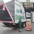 Der Lkw wird beladen, die Hebebühne dazu abgesenkt, daneben steht ein Transportwagen mit Behältern