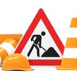 Baustelle, Baustellenschild mit Pylonen und Sicherheitshelm, isoliert auf weiß 3D Rendering