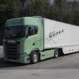 Der Scania 500 S Super mit Sattelauflieger