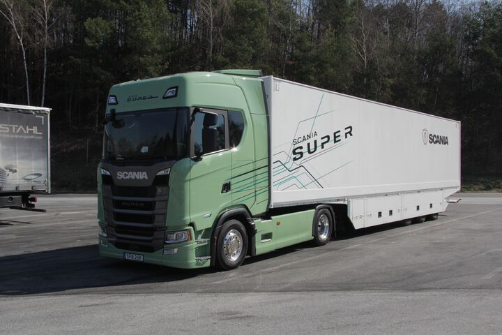 Der Scania 500 S Super mit Sattelauflieger