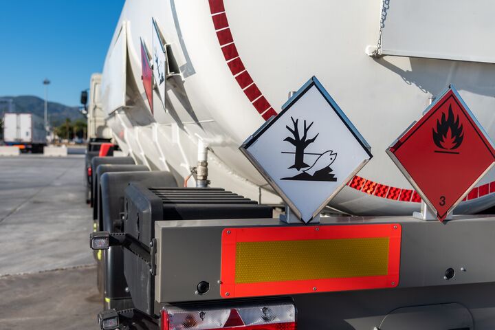 tank truck, fuel, dangerous goods, flammable, trailer, rear view, hazardous, environment, trucking, tanker, adr, supply, load, land vehicle, liquid transport, chemical, transport, shipping, transportation, truck, articulated vehicle, pollution, danger, logistic