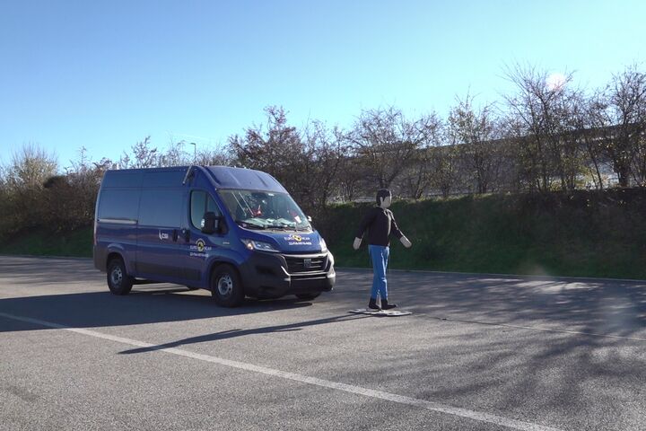 FIAT Ducato Transporter fährt auf Fußgänger-Puppe zu
