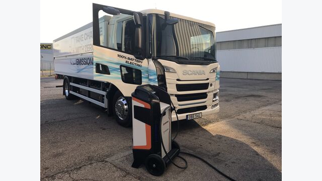 Scania BEV mit Ladegerät