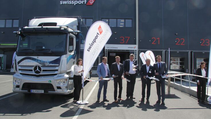 Band wird zur Eröffnung des Cargo-Hubs durchschnitten, eActros steht daneben
