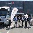 Band wird zur Eröffnung des Cargo-Hubs durchschnitten, eActros steht daneben
