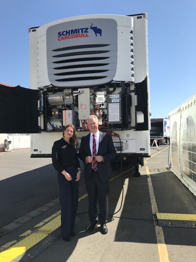 Liene Elste von STI und Andreas Schmitz, CEO Schmitz Cargobull
