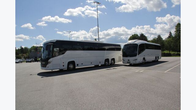 Zwei Scania Reisebusse, einmal der Scania Interlink und einmal mit Irizar-Aufbau