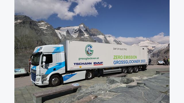 Elektro LKW am Großglockner Erfolgreicher Test mit einem 26 Sattelzug mit voller E-Power emissionsfrei auf den höchsten Berg Österreichs Im Bild der DAF E-Truck auf der Kaiser Franz Joseph Höhe vor dem Großglockner Foto: Grohag/Franz Neumayr 4.7.2022 ABDRUCK HONORARFREI
