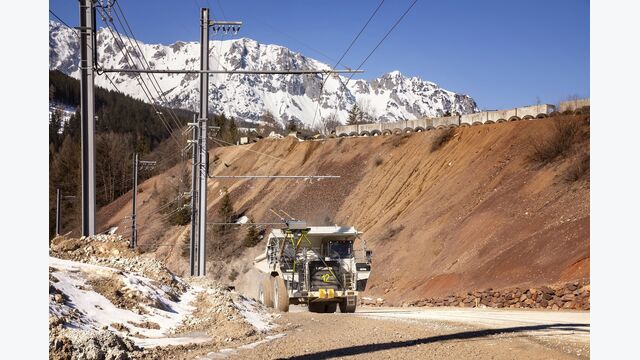 Am Erzberg sind dieselelektrische Hybrid-Dumper von Liebherr im Oberleitungsbetrieb unterwegs