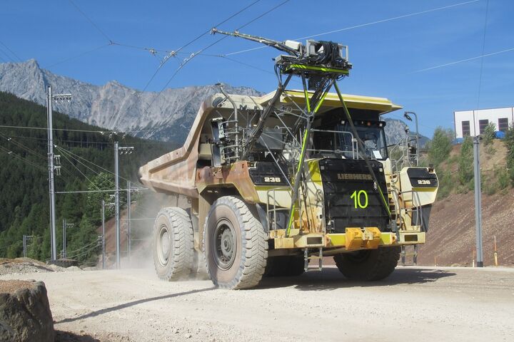 Muldenkipper T 236 von Liebherr mit Hybridantrieb