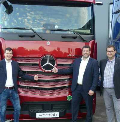 Von Mercedes-Benz Trucks Österreich (r.) Michael Rotschopf, Leiter Netzentwicklung, und (l.) Michael Soriat, Gebietsleiter CSP, und Thomas Ernst, Geschäftsführer Partsch