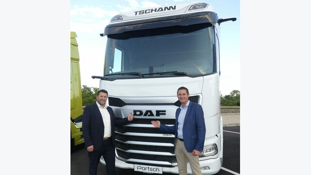 (v.l.) Thomas Ernst, Geschäftsführer Partsch und Gerald Puffitsch, Sales Manager von DAF Trucks