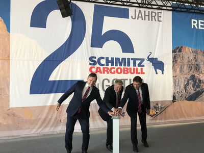 25jähriges Schmitz-Jubiläum in Gotha und Weltpremiere der neuen Stahlrundmulde: CEO Andreas Schmitz drückt auf den roten Startknopf, flankiert von CSO Boris Billich (li.) und CTO Roland Klement (re.)