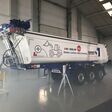 Neuer Kippsattel von Schmitz Cargobull bei der Weltpremiere eingehüllt in Trockeneis-Nebel