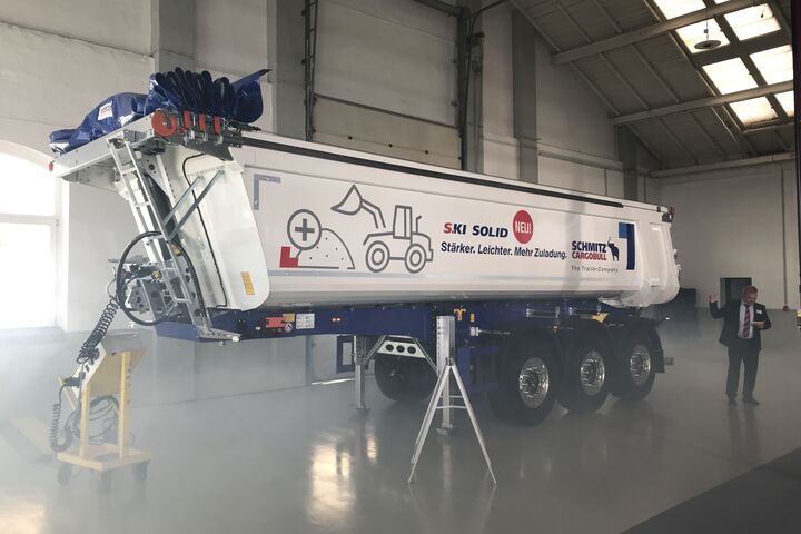 Neuer Kippsattel von Schmitz Cargobull bei der Weltpremiere eingehüllt in Trockeneis-Nebel