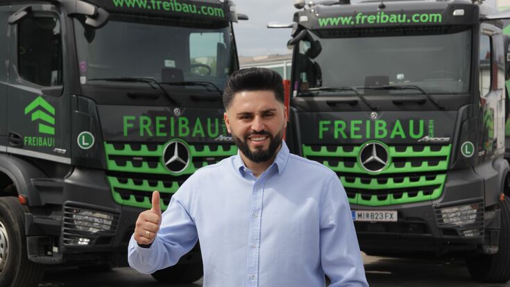 Alaadtin Simsek, Geschäftsführer der Firma Freibau, im Portrait vor seinen neuen Lkw
