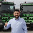 Alaadtin Simsek, Geschäftsführer der Firma Freibau, im Portrait vor seinen neuen Lkw
