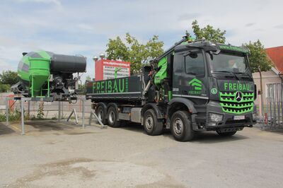 Dank Wechselaufbau kann dieses Fahrzeug entweder als 3-Seiten-Kipper oder als Betonmischer eingesetzt werden
