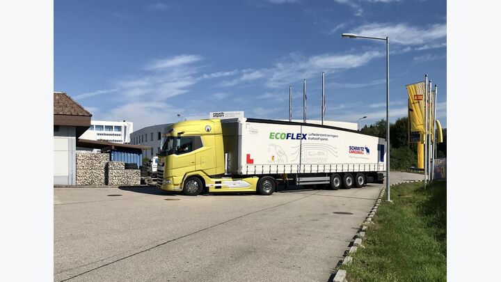 Sattelzug DAF XG+ rollt zur Tankstelle mit Schmitz Auflieger