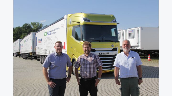 v.l. Florian Brüll, Vertriebsleiter Schmitz Cargobull Austria, Ludwig Fliesser, Leitender Redakteur und Testfahrer TRAKTUELL, Johann Kasberger, Technik und Homologation DAF Austria