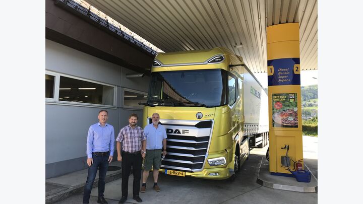 von links: Sebastian Leyerer, Vertrieb Neufahrzeuge Schmitz Cargobull Austria, Ludwig Fliesser, Leitender Redakteur und Testfahrer TRAKTUELL, Johann Kasberger, Technik und Homologation DAF Austria