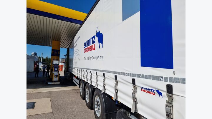 Truck und Trailer rollen zur Tankstelle