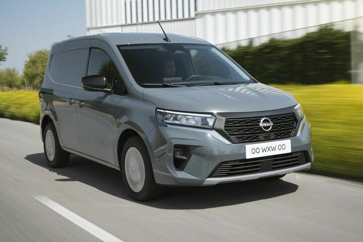 Nissan Townstar während der Fahrt aufgenommen von außen