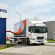 weißer Truck abbiegend, conversioenergie
